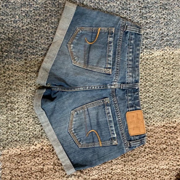 American Eagle Roll Cuff Denim Shorts Size 2 - Picture 3 of 3